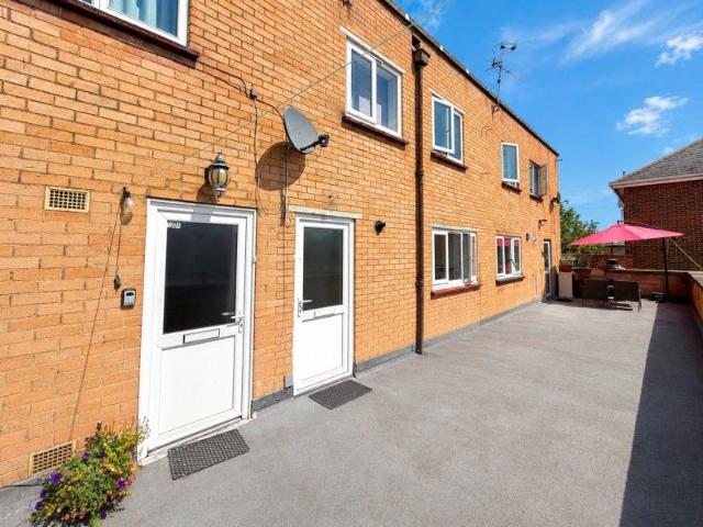 Addlestone, Surrey KT15, 2 bed flat to rent, £1,450 pcm | PrimeLocation
