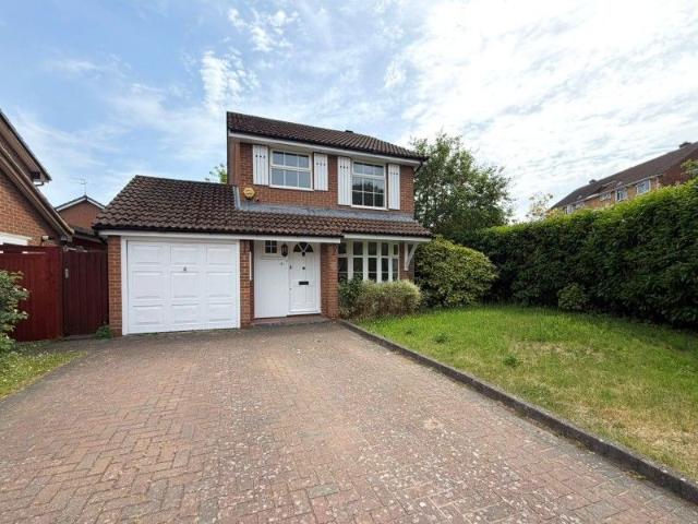 Addlestone, Surrey KT15, 3 bed detached house to rent, £2,350 pcm | PrimeLocation