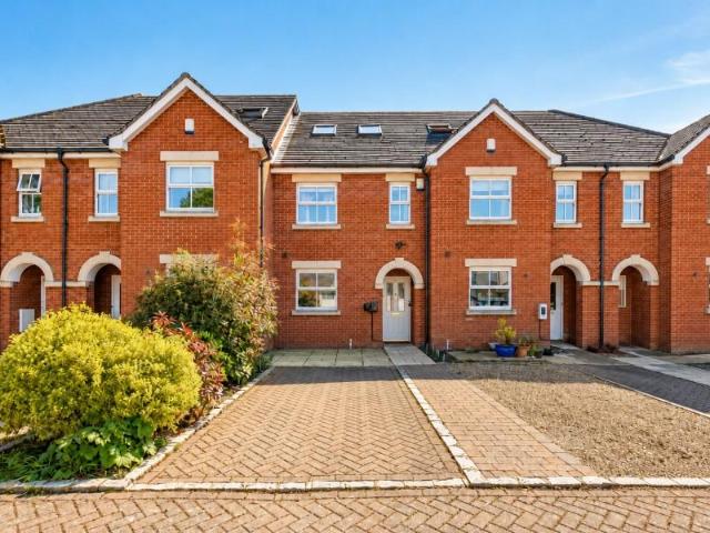Addlestone, Surrey, KT15 4 bed terraced house to rent £2,500 pcm £577 pw