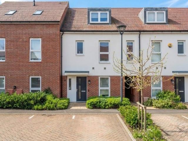Addlestone, Surrey KT15, 4 bed town house to rent, £2,750 pcm | PrimeLocation