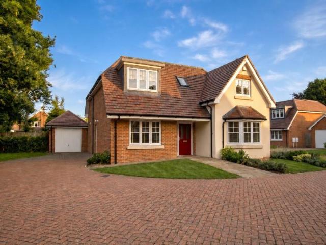 Addlestone, Surrey, KT15 5 bed detached house to rent £3,500 pcm £808 pw
