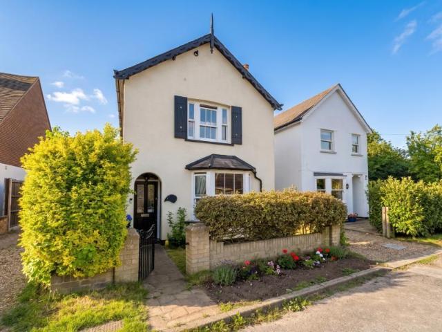 Addlestone, Surrey, KT12 3 bed detached house to rent £2,375 pcm £548 pw