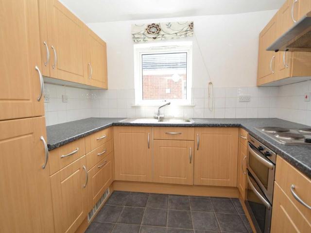 ADDLESTONE 2 bed maisonette to rent £1,475 pcm £340 pw
