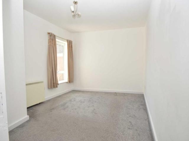 ADDLESTONE 2 bed maisonette to rent £1,425 pcm £329 pw