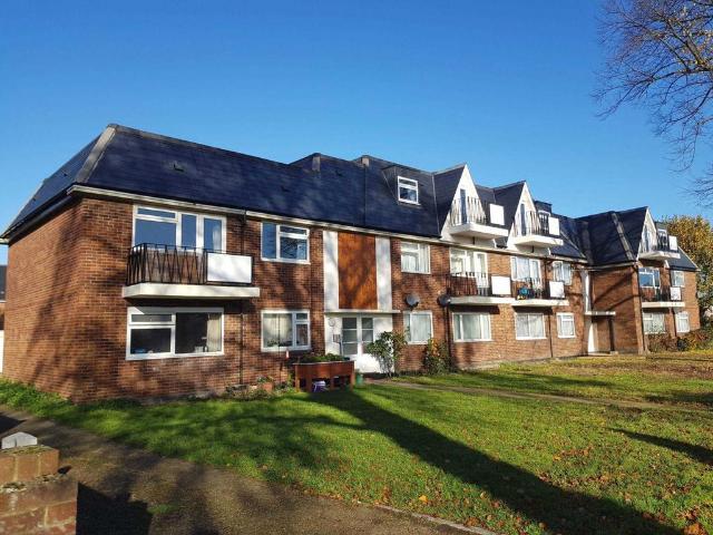 ADDLESTONE 3 bed apartment to rent £1,800 pcm £415 pw