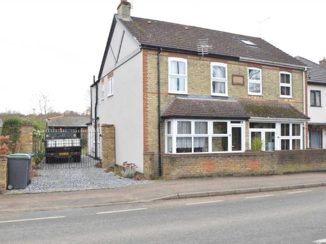 ADDLESTONE 3 bed house share to rent £540 pcm £125 pw