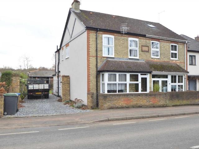 ADDLESTONE 4 bed house share to rent £495 pcm £114 pw
