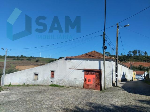 Adega com armazéns e logradouro 509m² Carvoeira e Carmões