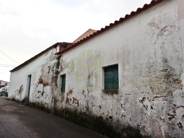 Adega com projecto aprovado para Edifício Bifamiliar