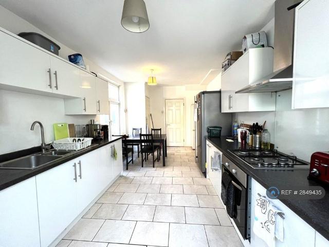 Adelaide Terrace, Brentford, TW8 1 bed in a house share to rent £770 pcm £178 pw