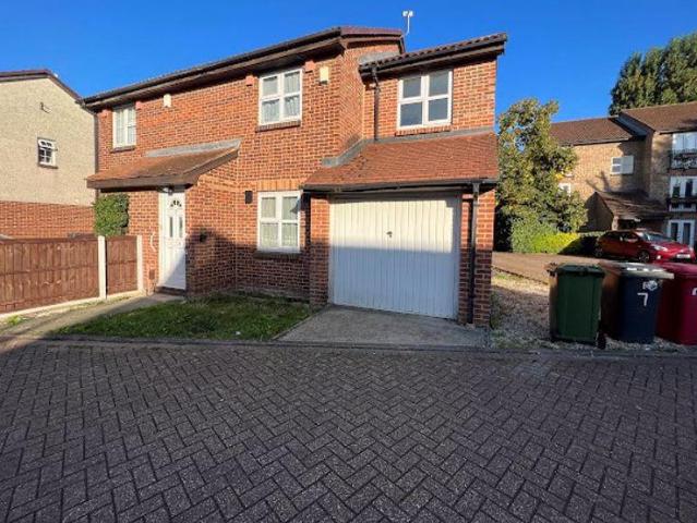 Adelaide Close, Slough 4 bed semi detached house to rent £2,200 pcm £508 pw