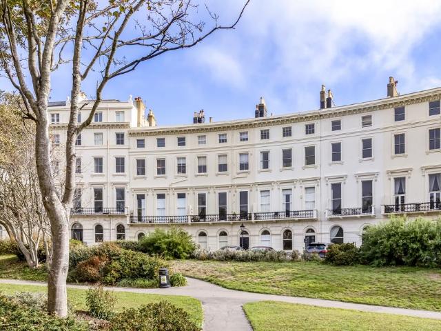Adelaide Crescent, Hove BN3 3 bed flat to rent £2,600 pcm £600 pw