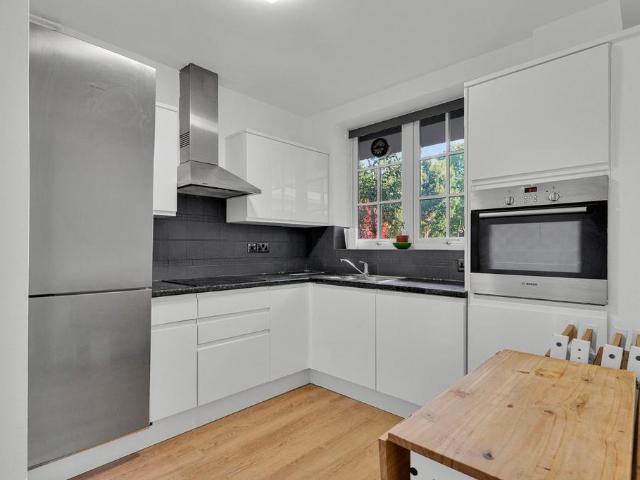 Adelaide Road, Chalk Farm, London, NW3 4 bed flat to rent £4,500 pcm £1,038 pw