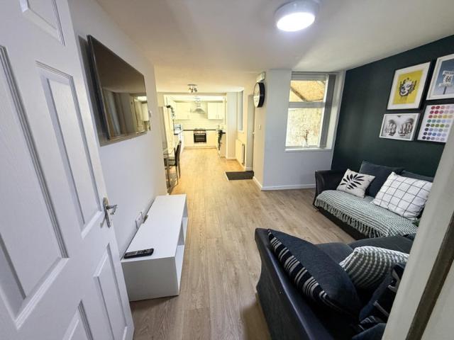 Adelaide Road Double Rooms Available