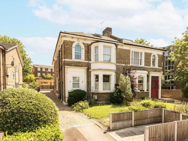 Adelaide Road, Surbiton KT6 2 bed flat to rent £2,095 pcm £483 pw