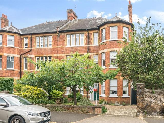 Adelaide Road, Surbiton KT6 2 bed flat to rent £2,250 pcm £519 pw
