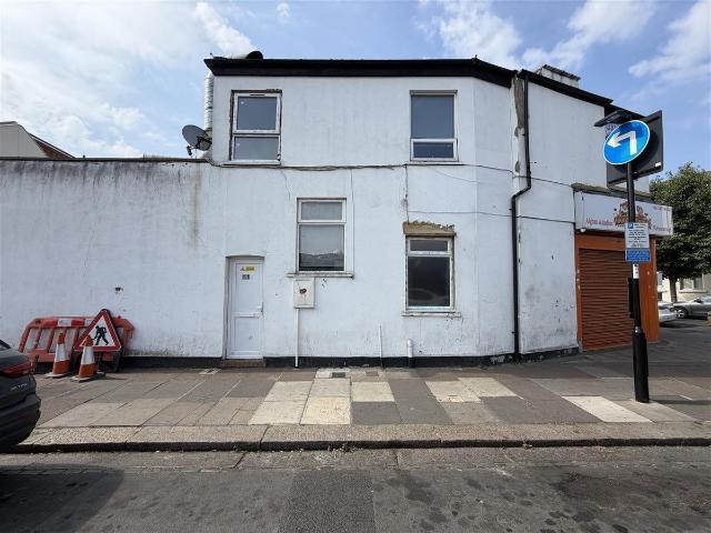 Adelaide Road, Southall UB2, 3 bed flat to rent, £1,900 pcm | PrimeLocation