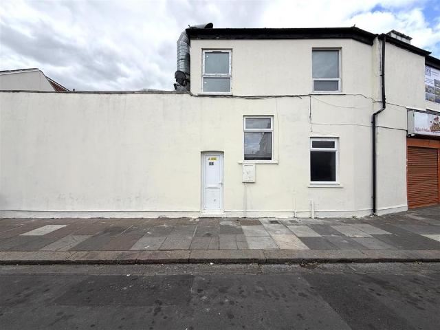Adelaide Road, Southall 3 bed flat to rent £2,000 pcm £462 pw