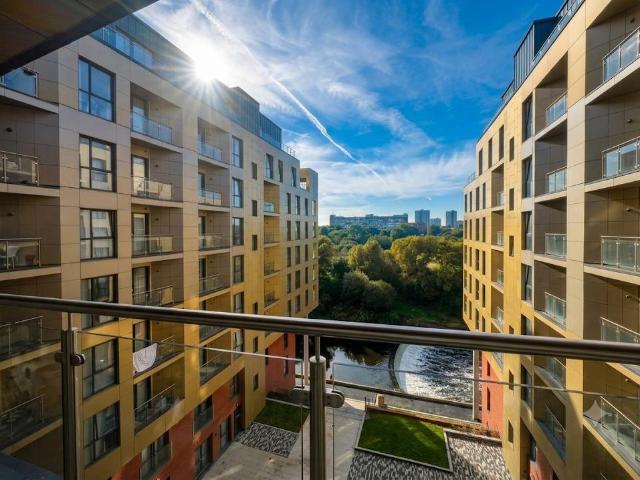 Adelphi St, Salford M3 2 bed apartment to rent £1,900 pcm £438 pw