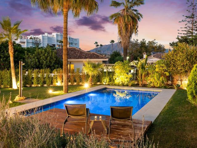 Adéntrese en la refinada vida mediterránea con esta impresio. 320m² Marbella
