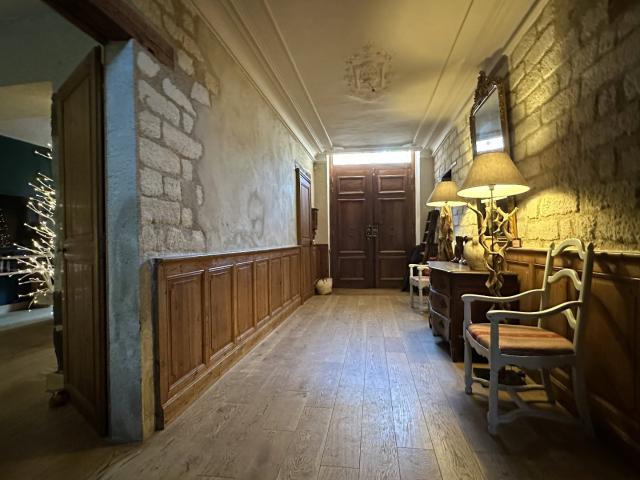 Adissan – Élégante Maison de Maître du XVIII? siècle, parc clos, piscine et dépendances
