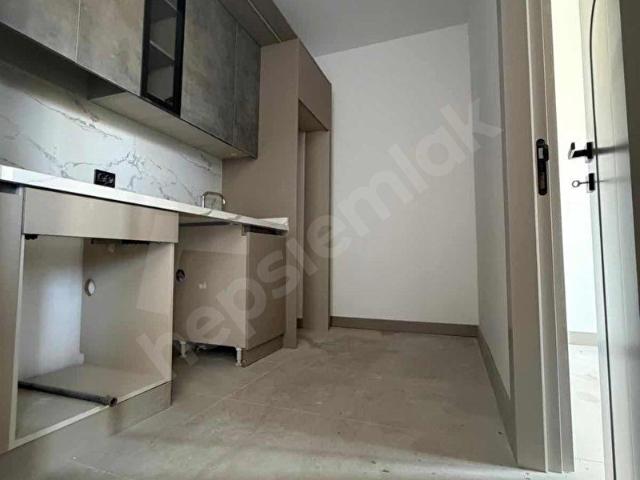ADLİYENİN ALTINDA 1.5+1 75 m2 ÖN CEPHE SIFIR DAİRE