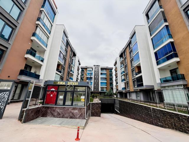 Adliye Ve Tramvaya Yakın Konumda Geniş 4+1 Arakat Siteiçi Daire