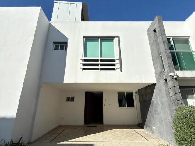 ADQUIERE UNA CASA EN UNA CERRADA DE SÓLO 10 CASAS A UNA CUADRA DEL BLVD. ATLIXCO Y PERIFÉRICO