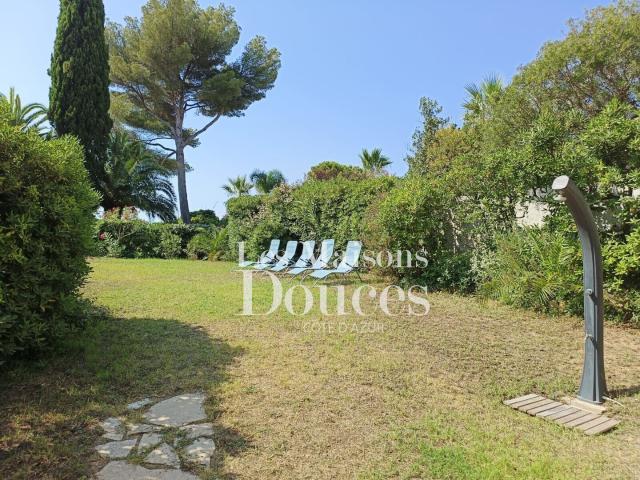 Adresse rarissime, rez de jardin d'exception en front de mer 51m² Saint Raphaël