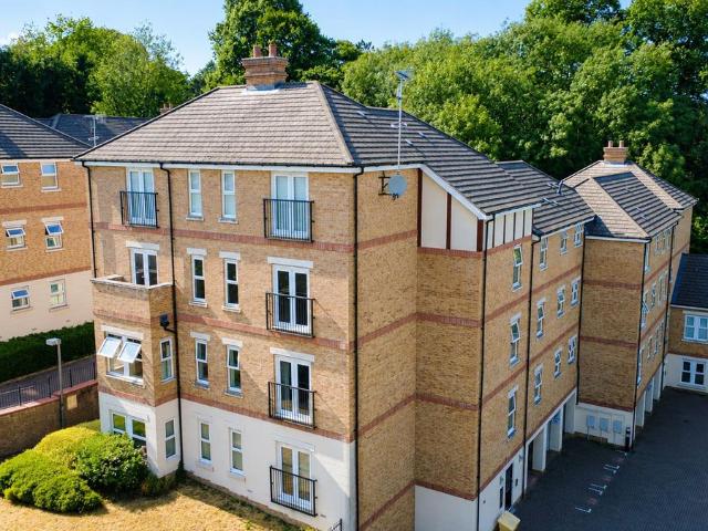 Adrian Close, Boxmoor, Hemel Hempstead HP1, 3 bed flat to rent, £1,800 pcm | PrimeLocation
