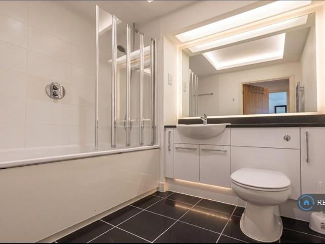 Adriatic Apartments, London, E16 1 bed flat to rent £1,900 pcm £438 pw