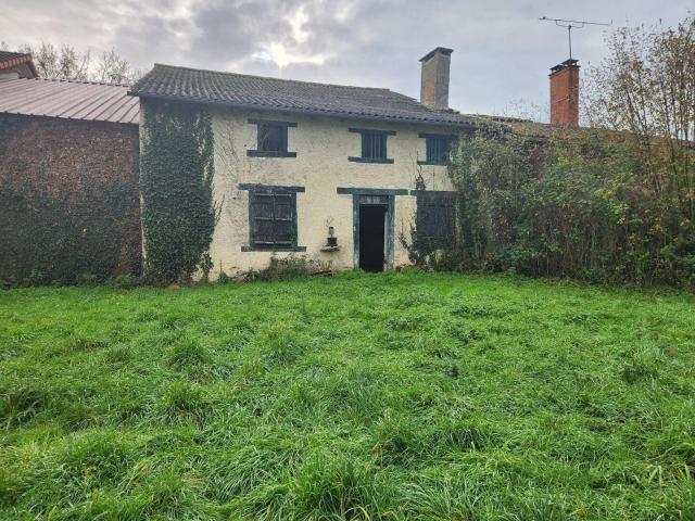 Adriers Une maison, un autre maison a renover, grange et terrain
