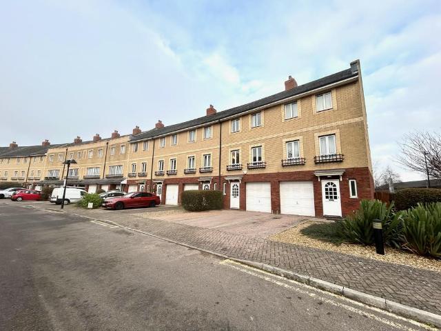 Adventurers Quay, CARDIFF, CF10 3 bed house to rent £1,600 pcm £369 pw