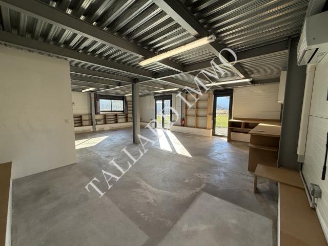 Aérodrome Tallard, local professionnel + appartement de type 3 sur terrain 650 m2