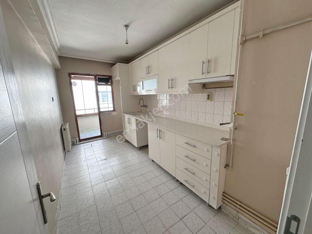 Şafaktepe Park Yakını Cadde Üzerinde Ara Katta Yapılı 3+1 Kiralık Daire