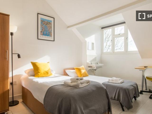 Afandena, 207 Earl's Court Road, London, SW5 9AN, United Kingdom | Room for rent #170688493 | Rentberry