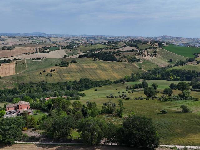 Affascinante casa di campagna, divisa in 2 unità, nelle Marc. 300m² Montegiorgio