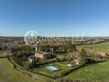Affascinante casale a breve distanza da Siena e immerso nell. 800m² Siena