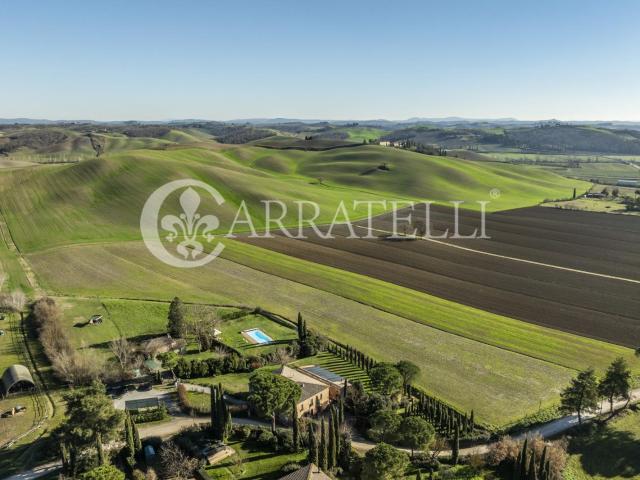 Affascinante casale a breve distanza da Siena e immerso nell. 800m² Siena