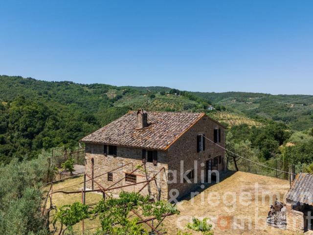 Affascinante casale da ristrutturare in una splendida posizi. 208m² Bettona