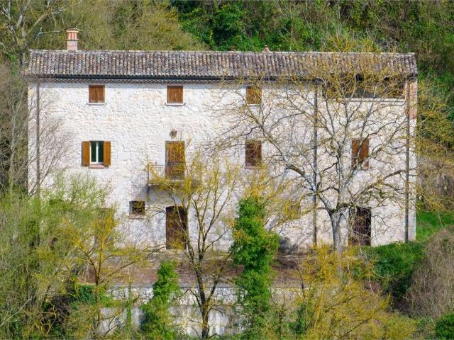 Affascinante casolare nel verde ad Atina 300m² Atina