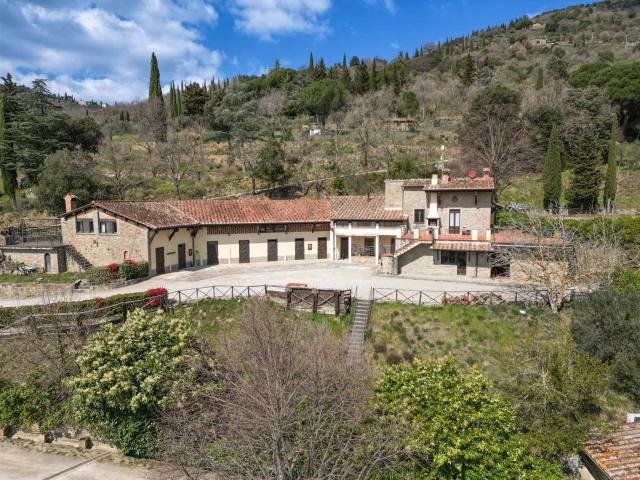 Affascinante proprietà con piscina e maneggio 260m² Cortona