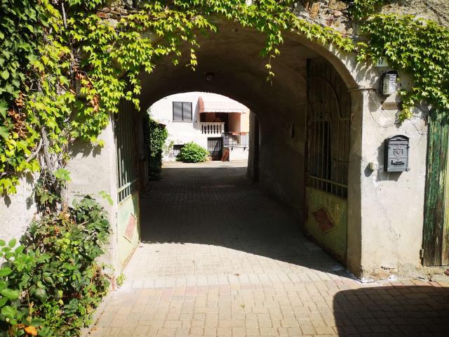 Affascinante Residenza Canavese a Più Livelli con Grande Pot. 346m² Borgofranco d'Ivrea