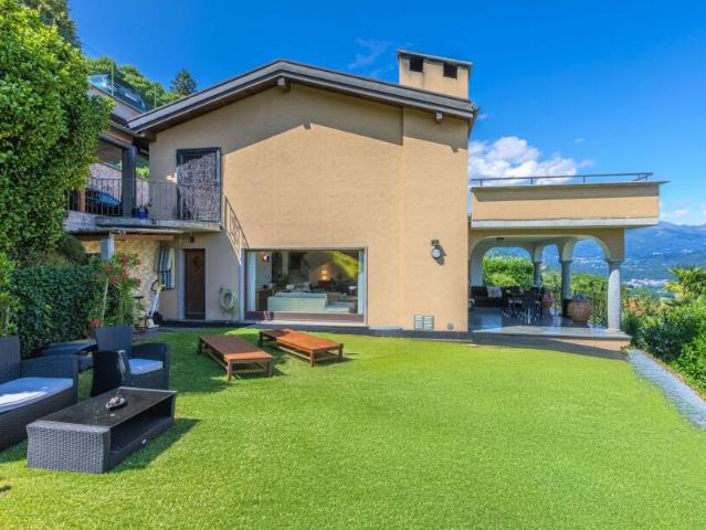 AFFASCINANTE VILLA 5.5 LOCALI VISTA LAGO CON GIARDINO A CIMO