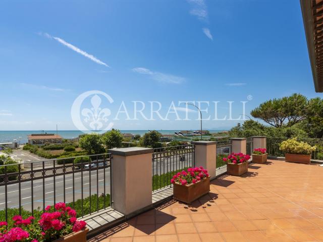 Affascinante villa in Versilia, di fronte al mare e protetta. 1126m² Massa