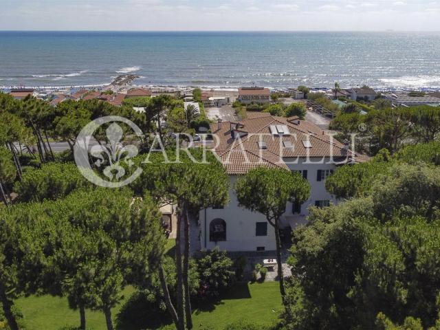 Affascinante villa in Versilia, di fronte al mare e protetta. 1126m² Massa
