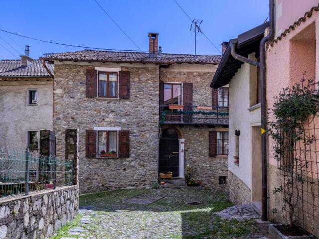 AFFARE CARATTERISTICA CASA DI 7.5 LOCALI RINNOVATA A BRENO