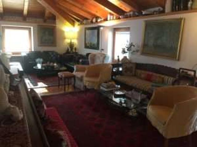 AFFITTASI A POVO STANZE O APPARTAMENTO PORZIONE DI CASA