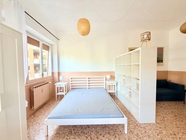 Affittasi Appartamento, MONTEVERDE FALCONIERI GRANDE CAMERA CON TERRAZZO Annunci Roma Roma Rif.630402