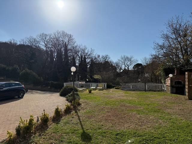 Affittasi Appartamento, Appartamento con giardino Annunci Trevignano Romano Roma Rif.647852